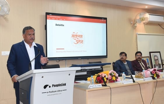 राज्य परिवर्तन आयोग मुख्य कार्यकारी अधिकारी मनोज सिंह का व्याख्यान सुनते युवा। -संवाद राज्य परिवर्तन आयोग मुख्य कार्यकारी अधिकारी मनोज सिंह का व्याख्यान सुनते युवा। -संवाद