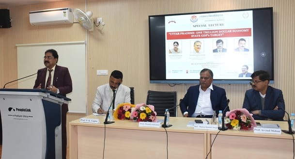 राज्य परिवर्तन आयोग मुख्य कार्यकारी अधिकारी मनोज सिंह का व्याख्यान सुनते युवा। -संवाद राज्य परिवर्तन आयोग मुख्य कार्यकारी अधिकारी मनोज सिंह का व्याख्यान सुनते युवा। -संवाद