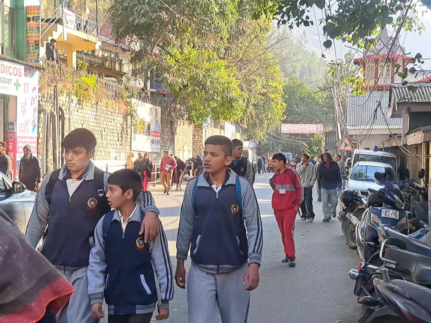 स्कूल के बाहर अभिभावकों का इंतजार करते बच्चे: संवाद