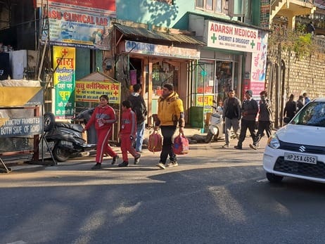 स्कूल के बाहर अभिभावकों का इंतजार करते बच्चे: संवाद