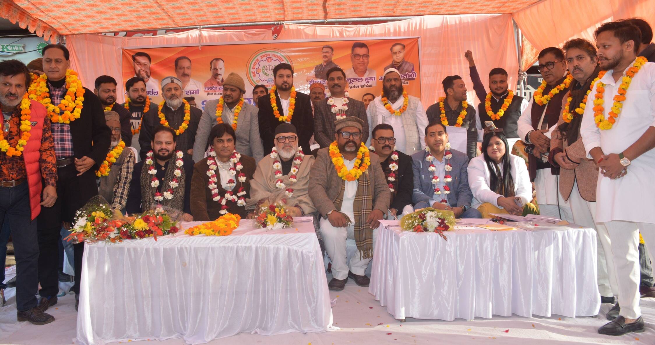 सर्व समाज उद्योग व्यापार मंडल की अकबरी गेट इकाई के शपथ ग्रहण समारोह में मौजूद लोग। सर्व समाज उद्योग व्यापार मंडल की अकबरी गेट इकाई के शपथ ग्रहण समारोह में मौजूद लोग।