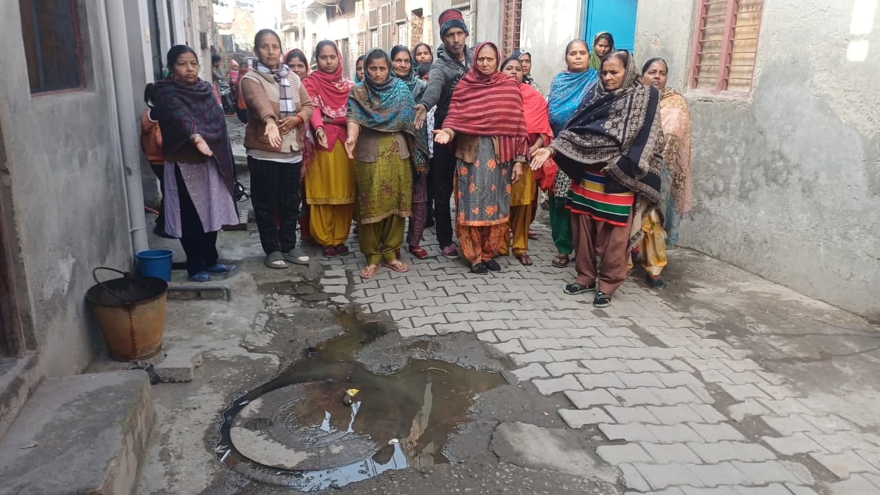 ससौली रोड पर निकासी न होने से नाले में जमा गंदा पानी। संवाद ससौली रोड पर निकासी न होने से नाले में जमा गंदा पानी। संवाद
