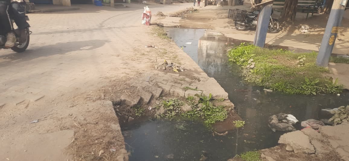 ससौली रोड पर निकासी न होने से नाले में जमा गंदा पानी। संवाद ससौली रोड पर निकासी न होने से नाले में जमा गंदा पानी। संवाद