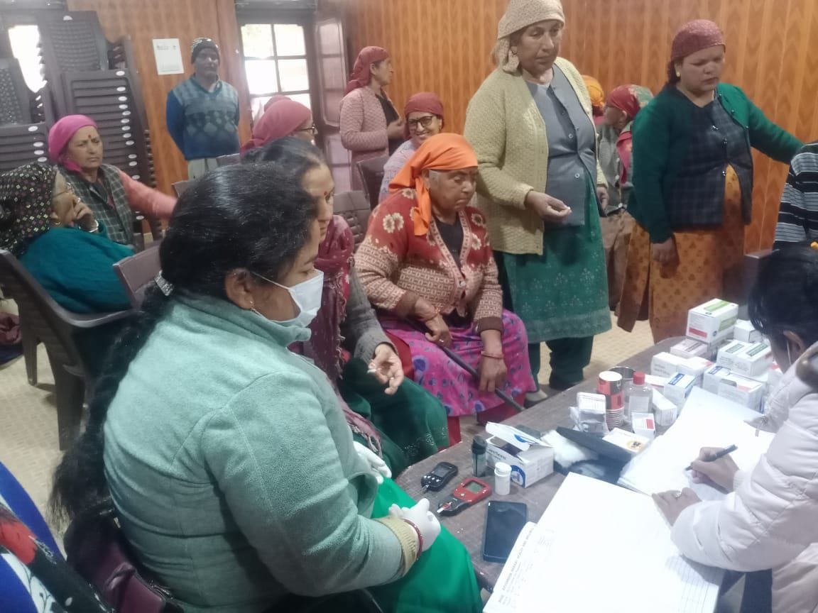 शिंगला में आयोजित जिला स्तरीय अंतर पीढ़ीगत बंधन और स्वास्थ्य शिविर में कराई गई चमच दौड़ में भ