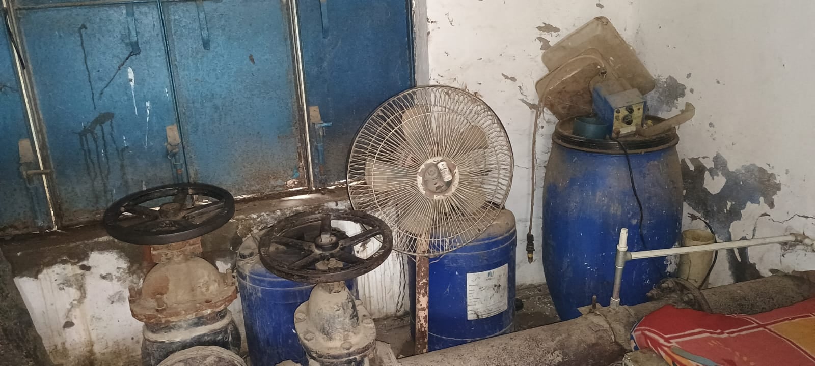 शहर के बड़ीबाग स्थित काशीराम आवास स्थित ट्यूबवेल में खाली पड़ा लिक्विड क्लोरिन का डिब्बा। संवाद