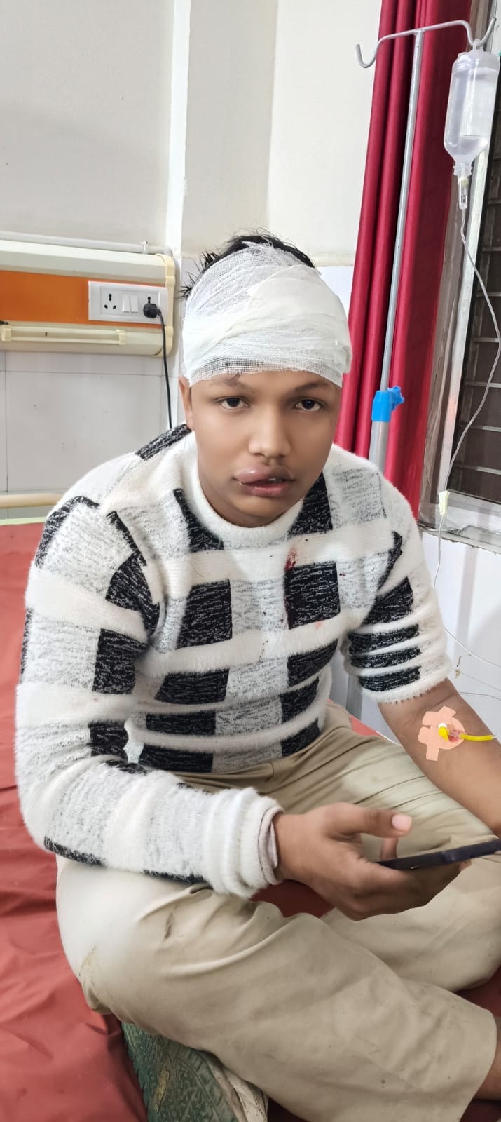 शामली में हमले में घायल मोबाइल फोन व्यवसायी दीपक बंसल।स्रोत परिजन शामली में हमले में घायल मोबाइल फोन व्यवसायी दीपक बंसल।स्रोत परिजन