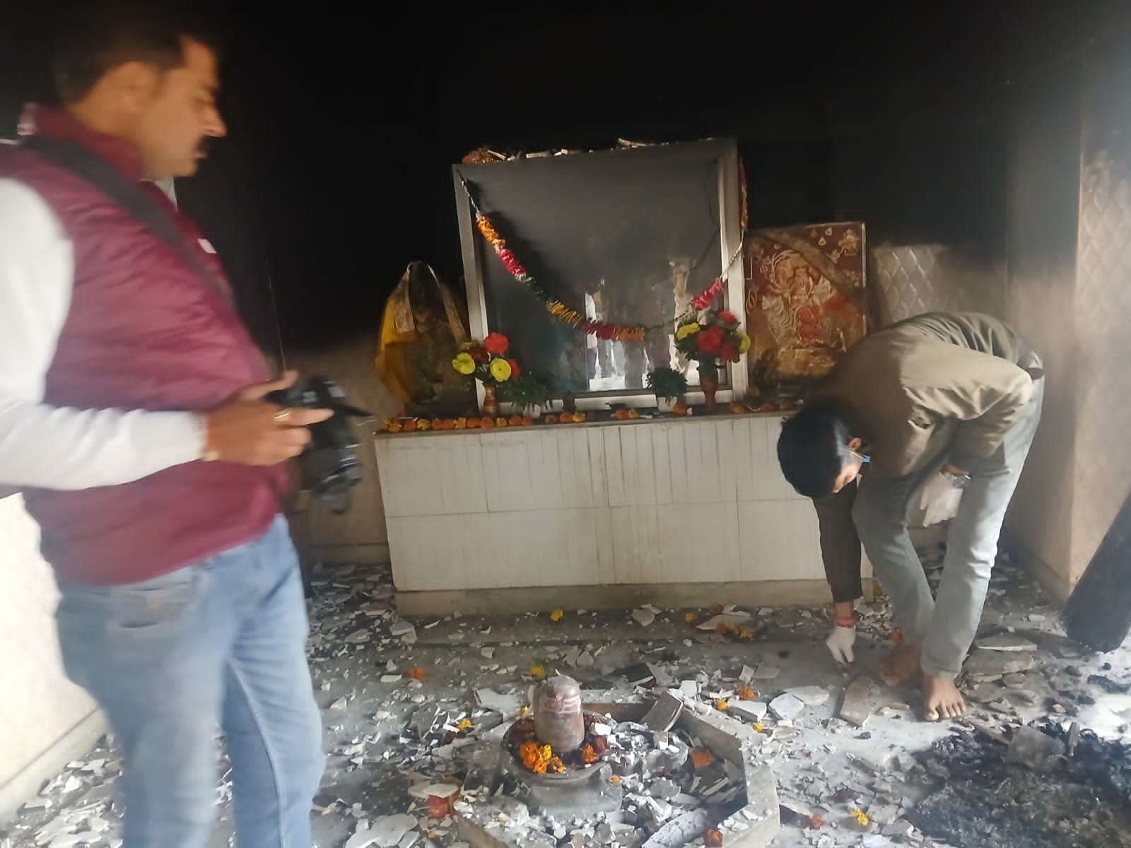 शरारती तत्वों द्वारा मंदिर में लगाई आग से जले दरवाजे। (फलावदा) शरारती तत्वों द्वारा मंदिर में लगाई आग से जले दरवाजे। (फलावदा)