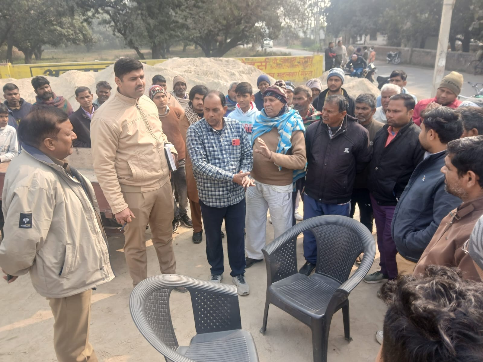 शरारती तत्वों द्वारा मंदिर में लगाई आग से जले दरवाजे। (फलावदा) शरारती तत्वों द्वारा मंदिर में लगाई आग से जले दरवाजे। (फलावदा)