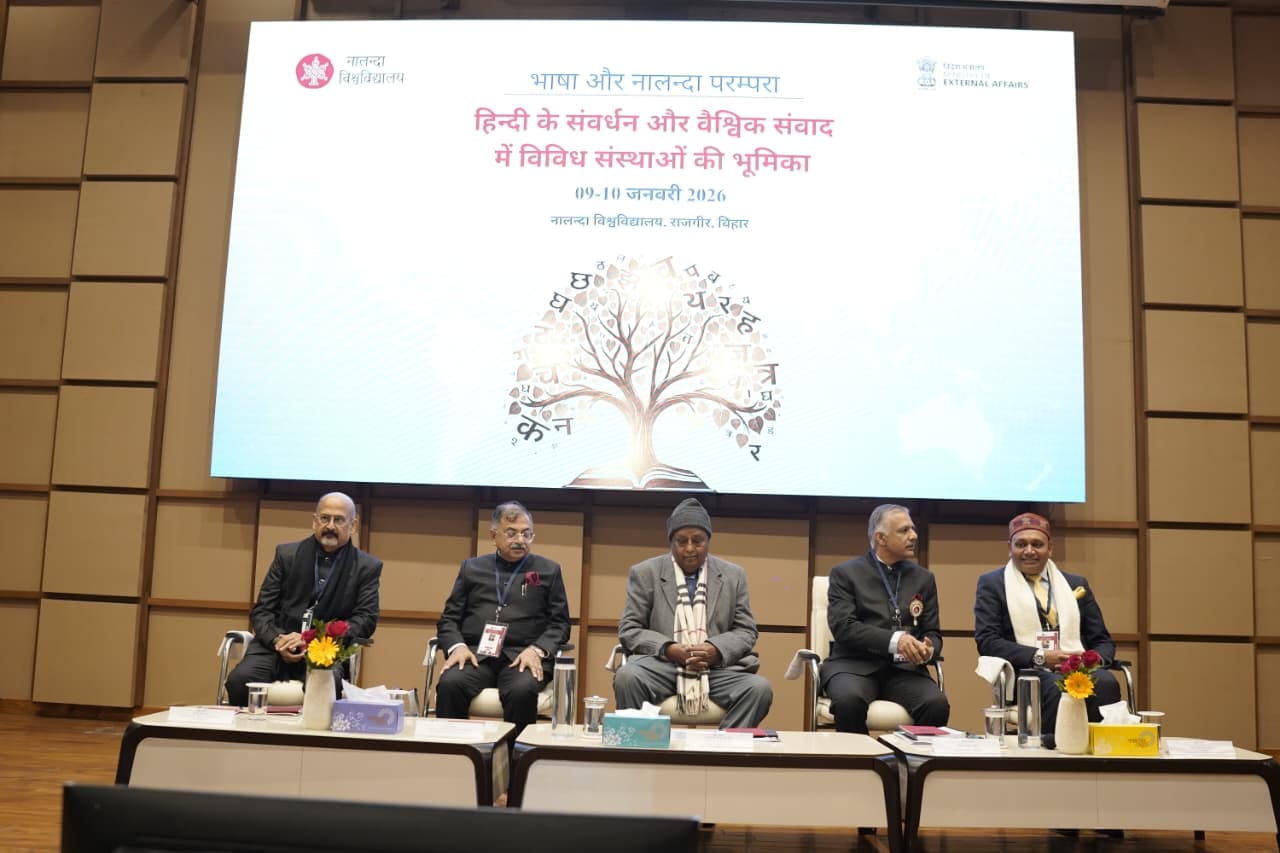 दीप जलाकर कार्यक्रम की हुई शुरुआत