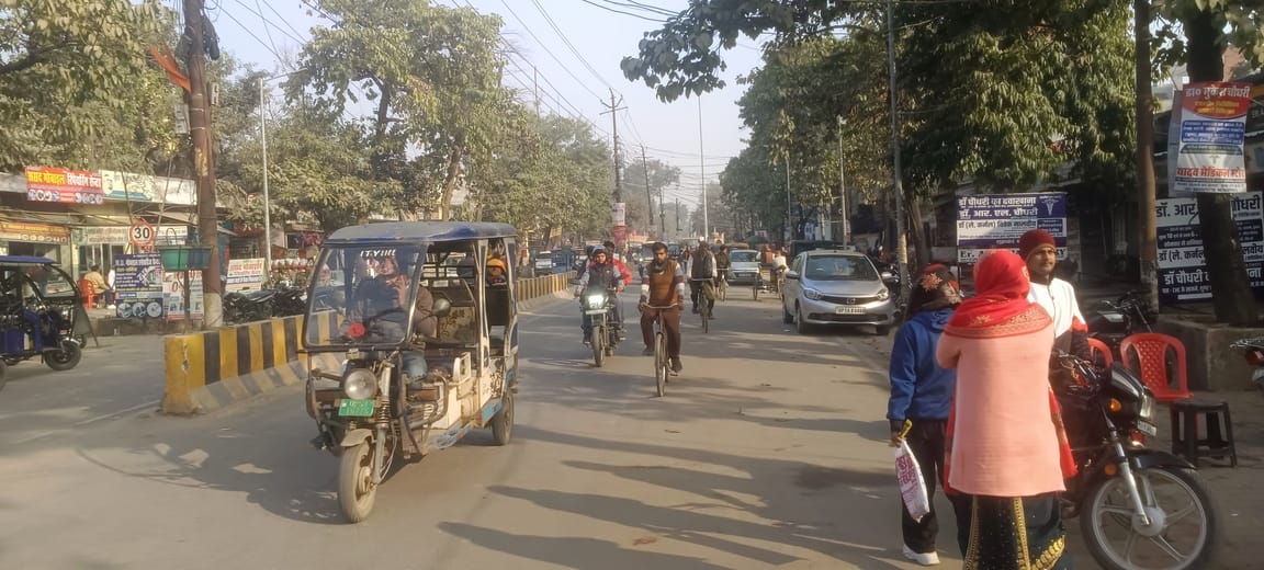 धूप निकलने के बाद उद्यान पार्क में खेलते बच्चे-संवाद