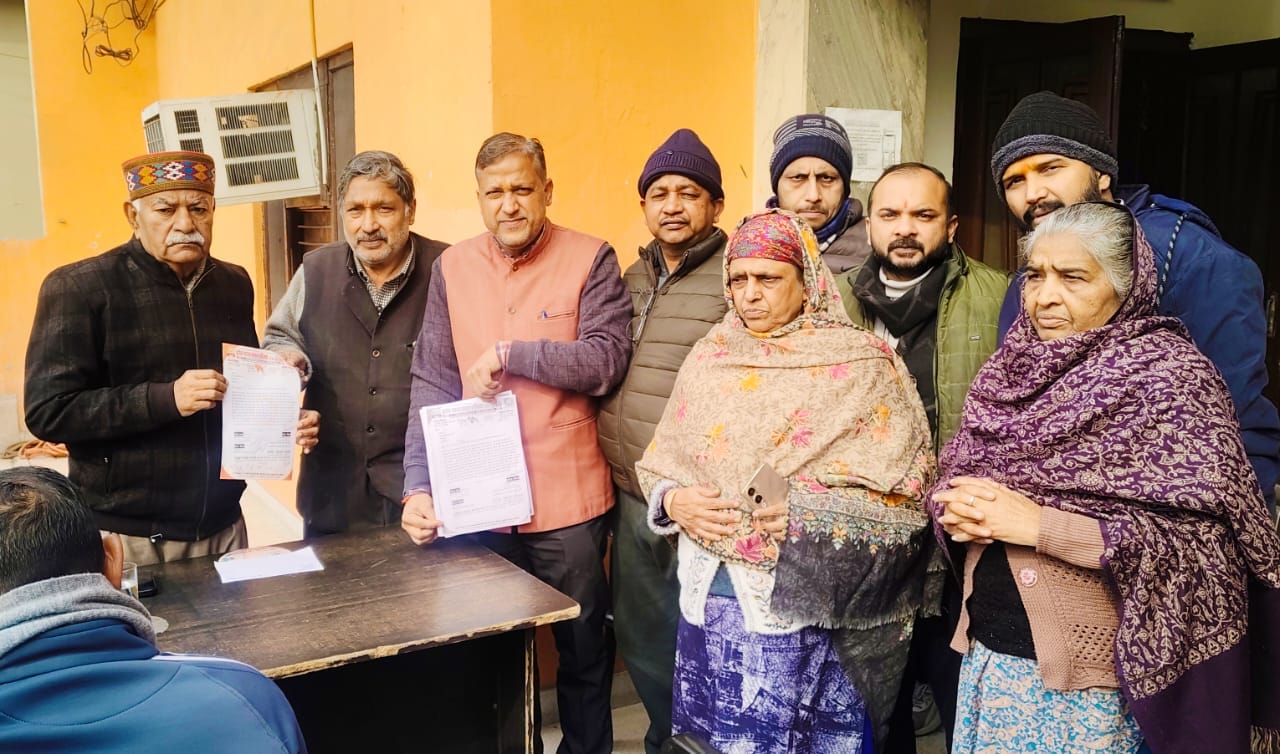 विधायक को मांगपत्र सौंपते मंडल के पदाधिकारी व अन्य। प्रवक्ता