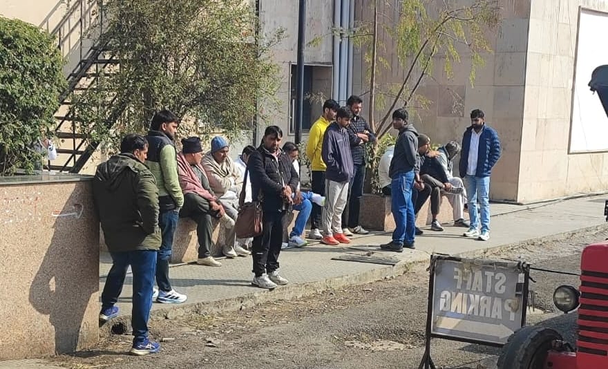06...रोहतक सोनीपत रोड पर पाकस्मा मोड़ पर हुए सड़क हादसे के बाद क्षतिग्रस्त कार। स्रोत : सोशल मी 06...रोहतक सोनीपत रोड पर पाकस्मा मोड़ पर हुए सड़क हादसे के बाद क्षतिग्रस्त कार। स्रोत : सोशल मी