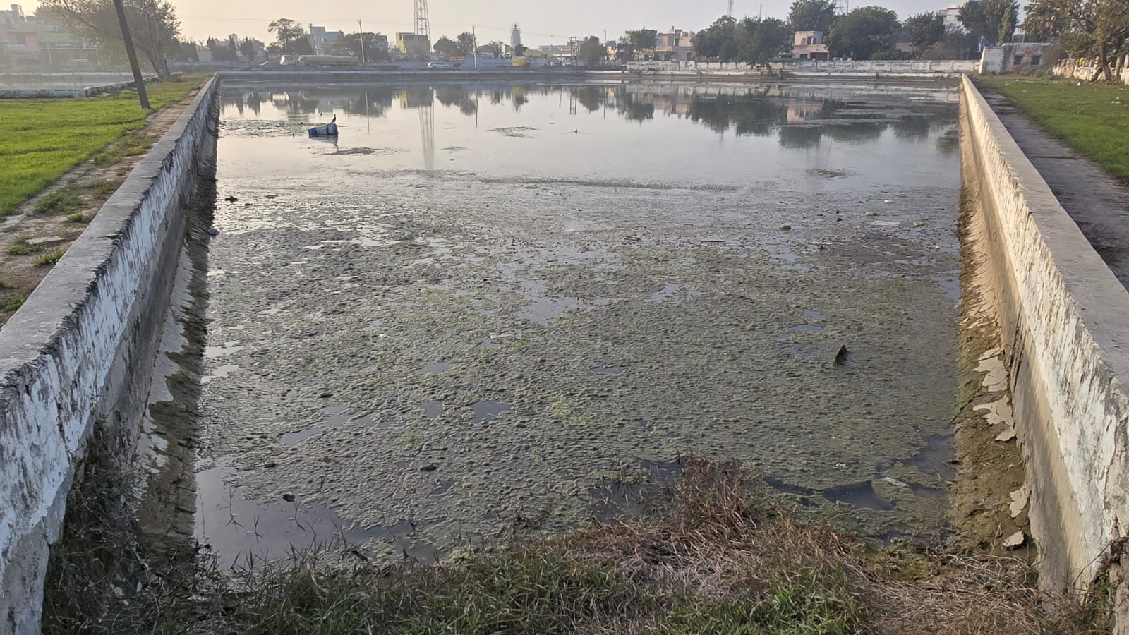 09jjrp12- पुरानी तहसील रोड पर जलघर के बाहर नल से पानी भरता व्यक्ति। संवाद