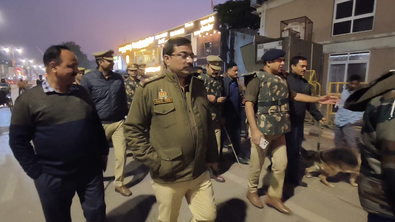 34-सुरक्षा व्यवस्था को लेकर पैदल मार्च करते सी ओ अयोध्या व पुलिसकर्मी।-संवाद