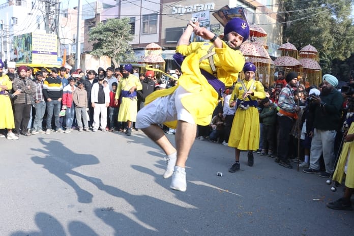 38...गुरु गोबिंद सिंह के 359वें प्रकाश पर्व के उपलक्ष्य में आयोजित नगर कीर्तन के दौरान कीर्तन क