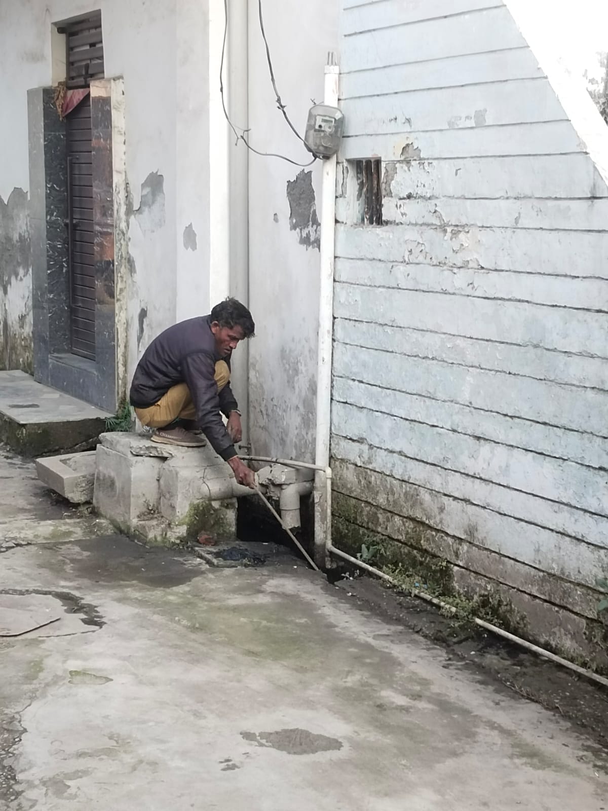 आजाद नगर में नाली के बीच से गुजर रही पेयजल पाइपलाइन को ठक करते कर्मी। संवाद आजाद नगर में नाली के बीच से गुजर रही पेयजल पाइपलाइन को ठक करते कर्मी। संवाद