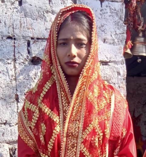 बाबैन। मृतका पिंकी के परिजन विलाप करते हुए। संवाद