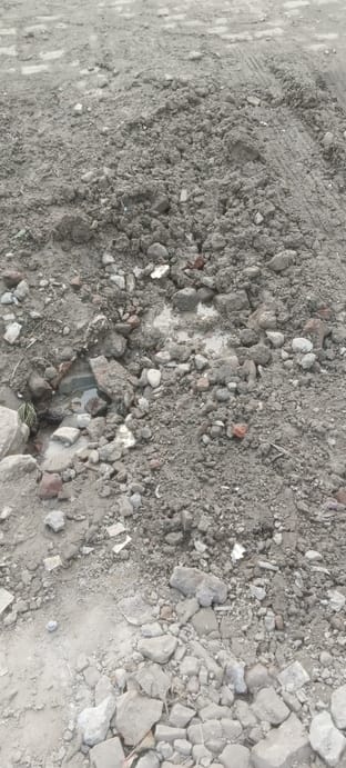 बरदहिया के पास नाले के अंदर होकर गई पानी की पाइप लाइन-संवाद