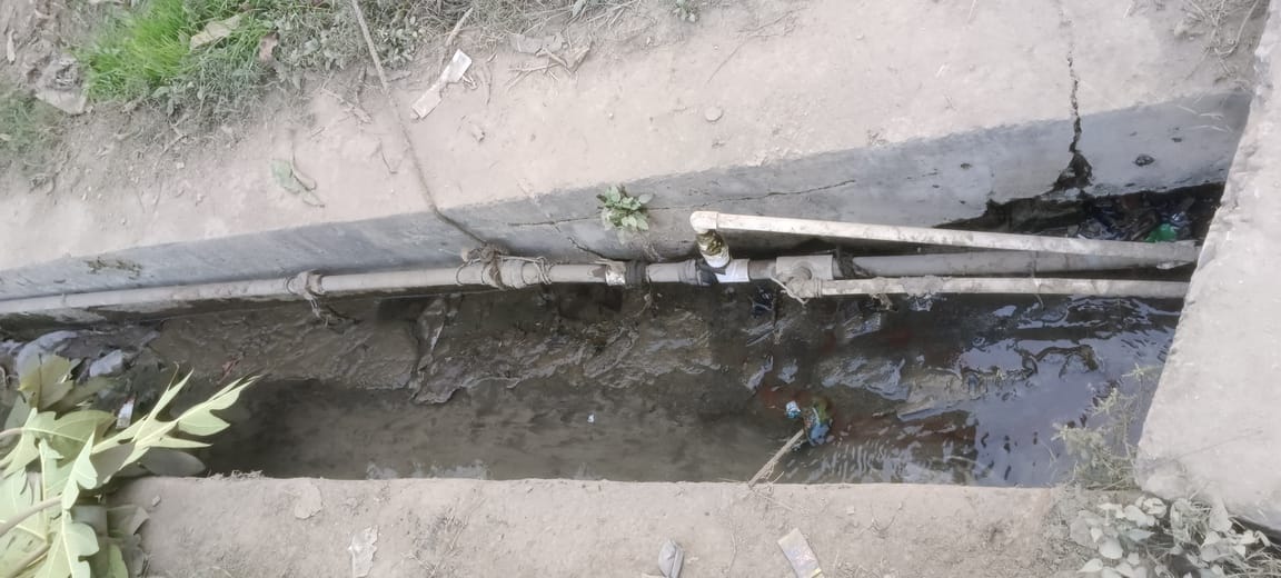 बरदहिया के पास नाले के अंदर होकर गई पानी की पाइप लाइन-संवाद