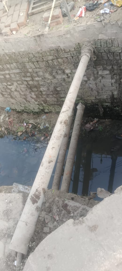 बरदहिया के पास नाले के अंदर होकर गई पानी की पाइप लाइन-संवाद