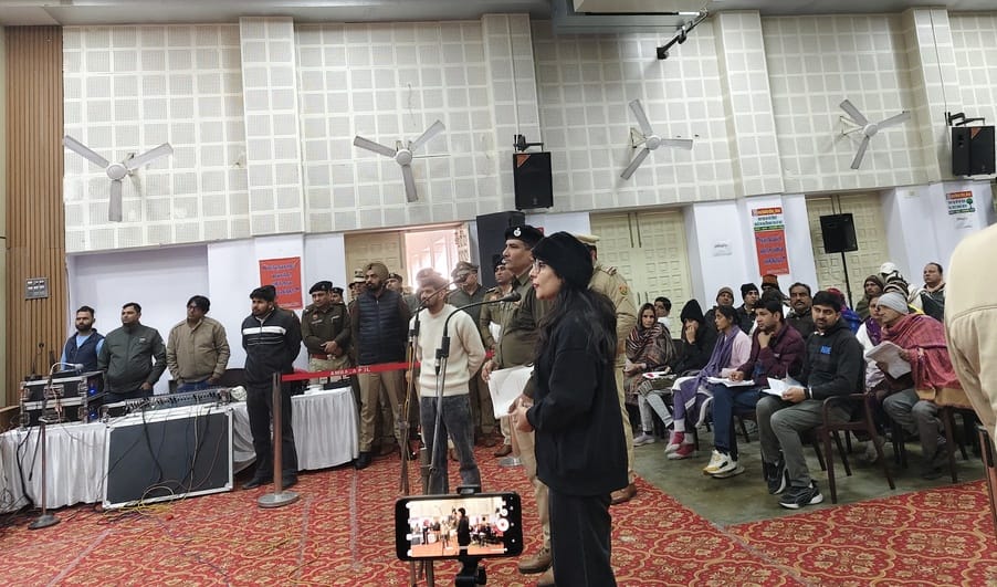 बैठक में डीसी के सामने समस्या रखता शिकायतकर्ता।