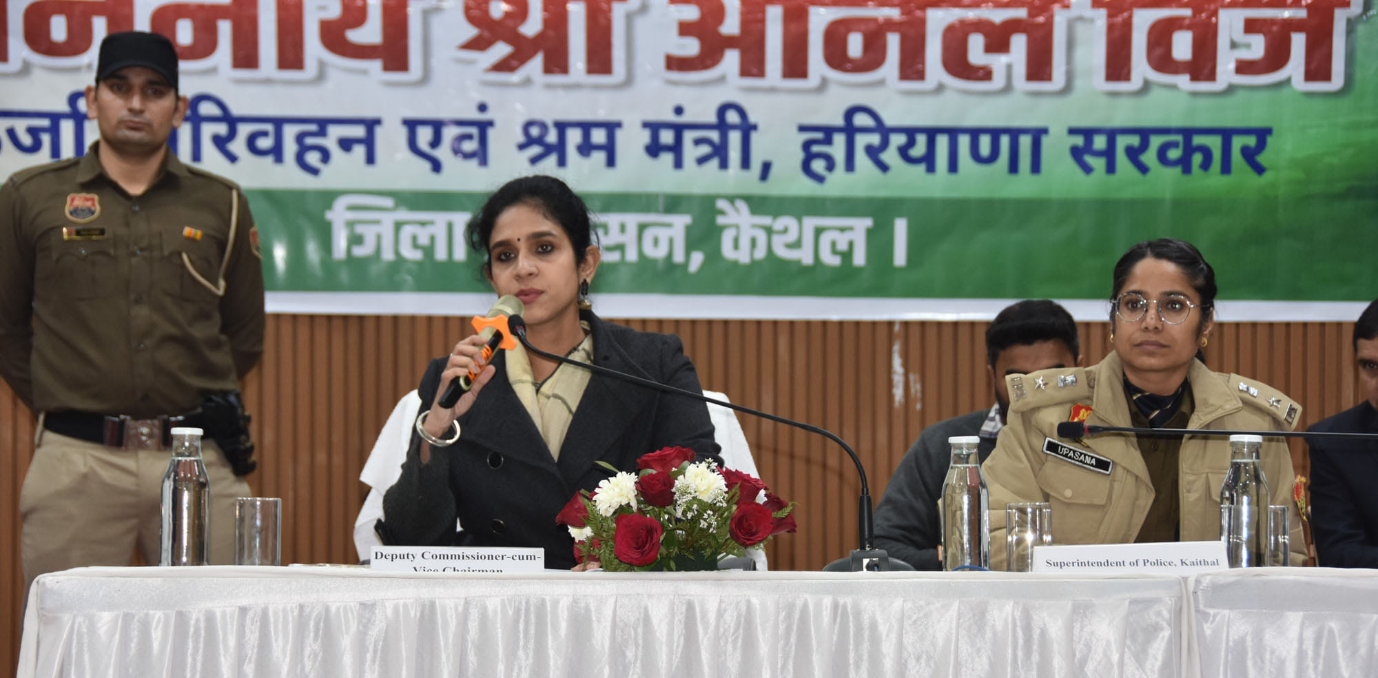 बैठक में डीसी के सामने समस्या रखता शिकायतकर्ता।