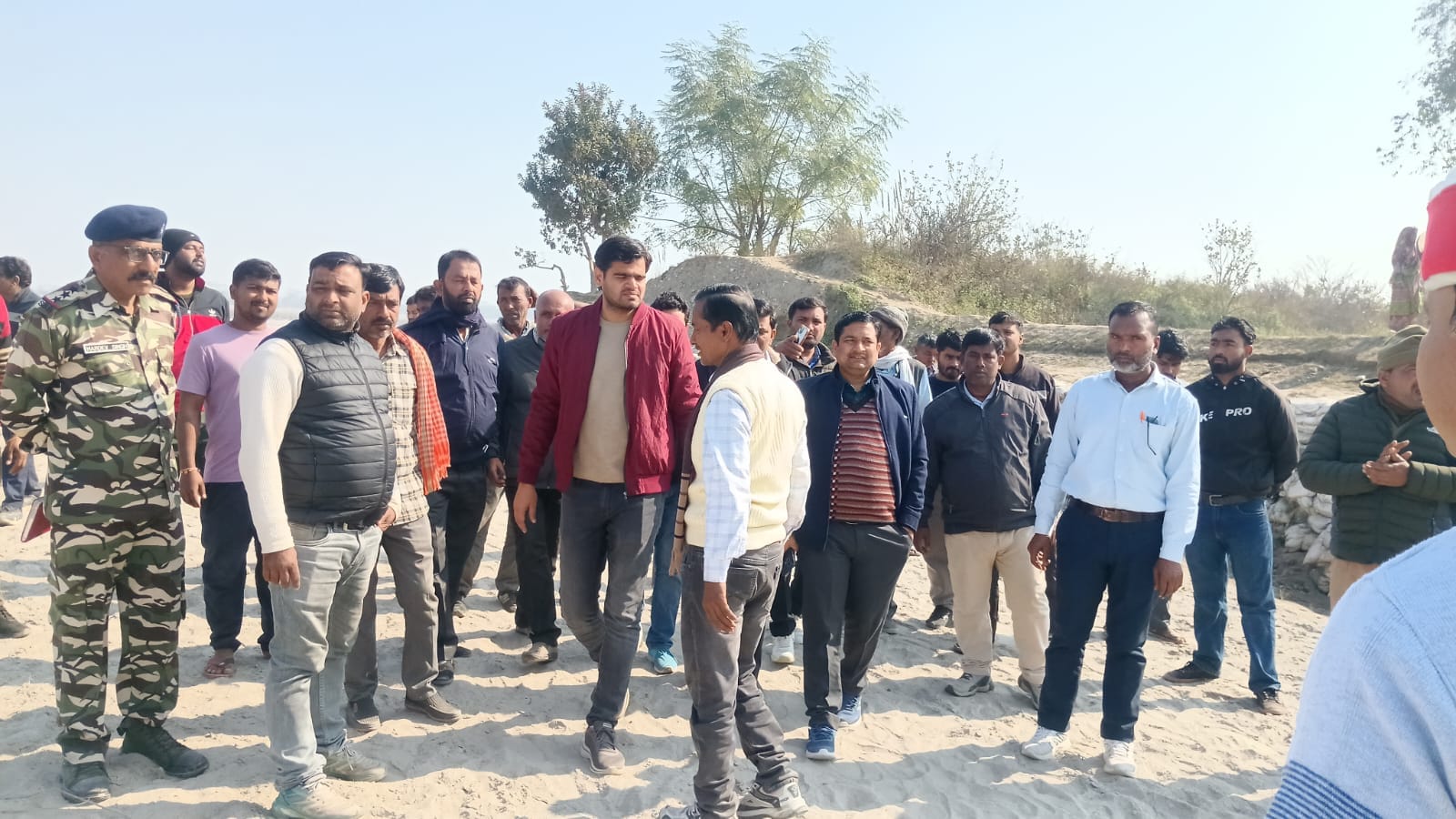 एसडीएम को ज्ञापन देते बाढ़ क्षेत्र के लोग। संवाद एसडीएम को ज्ञापन देते बाढ़ क्षेत्र के लोग। संवाद