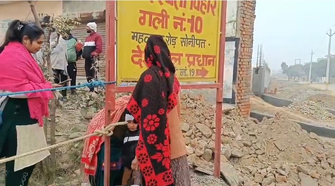 फोटो :13: सोनीपत के महलाना रोड पर लगाए जाम को खुलवाते थाना प्रभारी अशोक कुमार व उनके सामने हाथ 