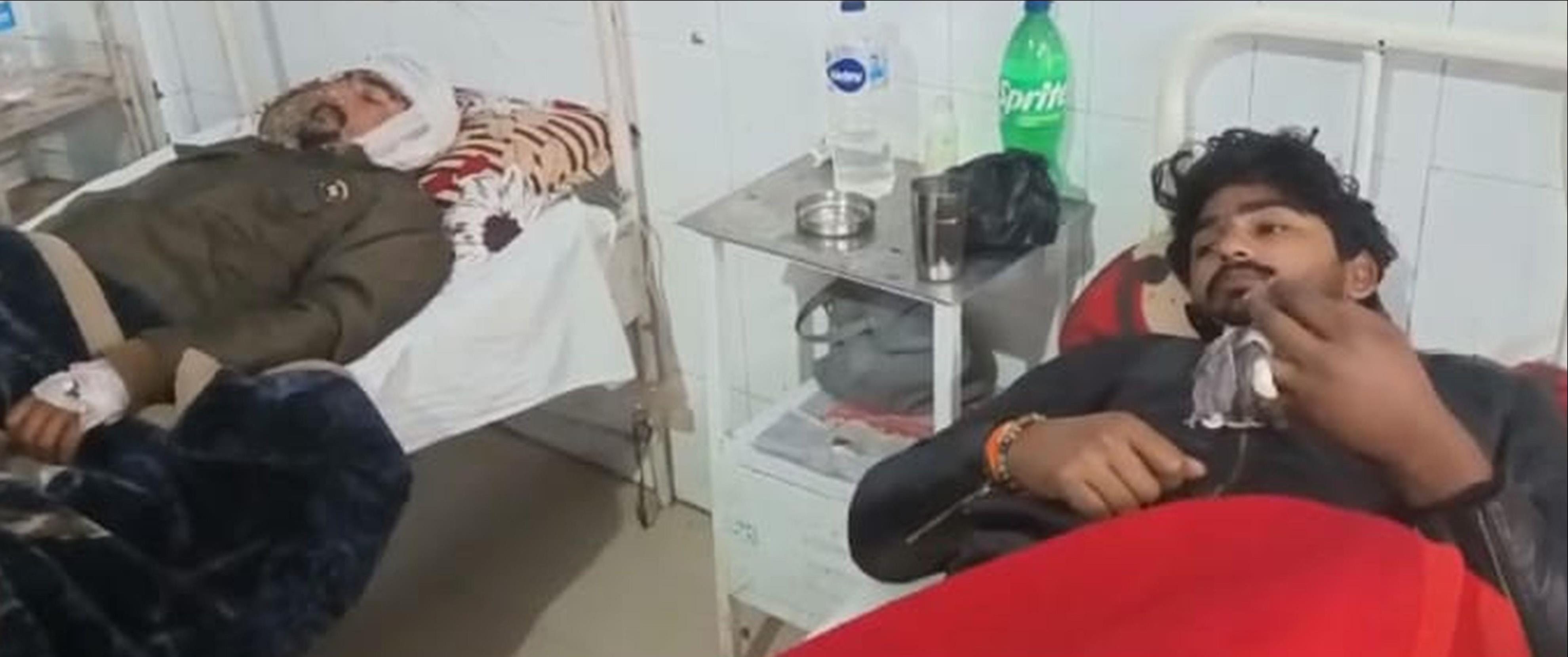 फोटो-14- जिला अस्पताल में भर्ती अन्नू व प्रांशू। स्रोत सोशल मीडिया फोटो-14- जिला अस्पताल में भर्ती अन्नू व प्रांशू। स्रोत सोशल मीडिया