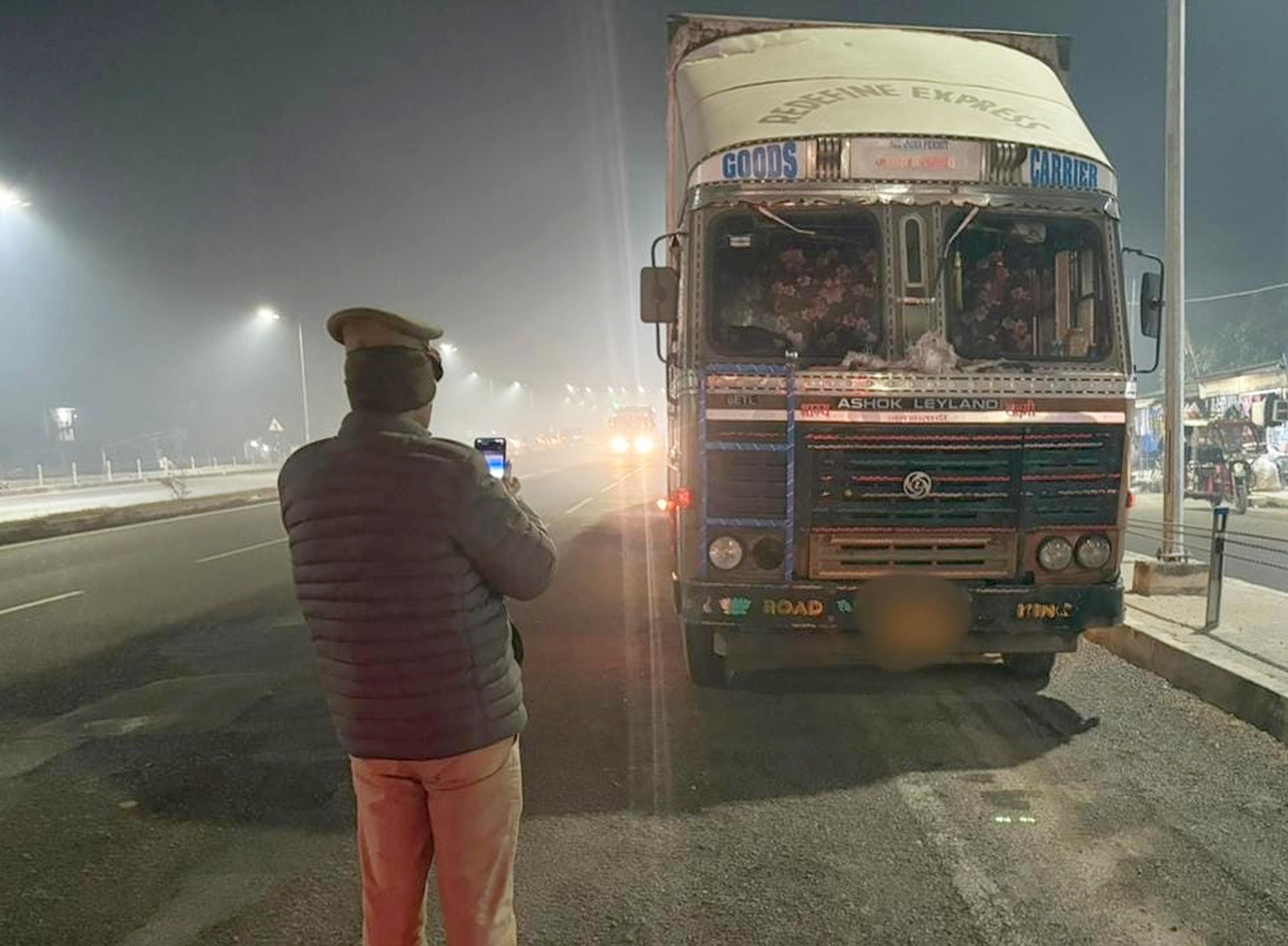 फोटो-21-वाहनों पर कार्रवाई करती पुलिस। स्रोत पुलिस फोटो-21-वाहनों पर कार्रवाई करती पुलिस। स्रोत पुलिस