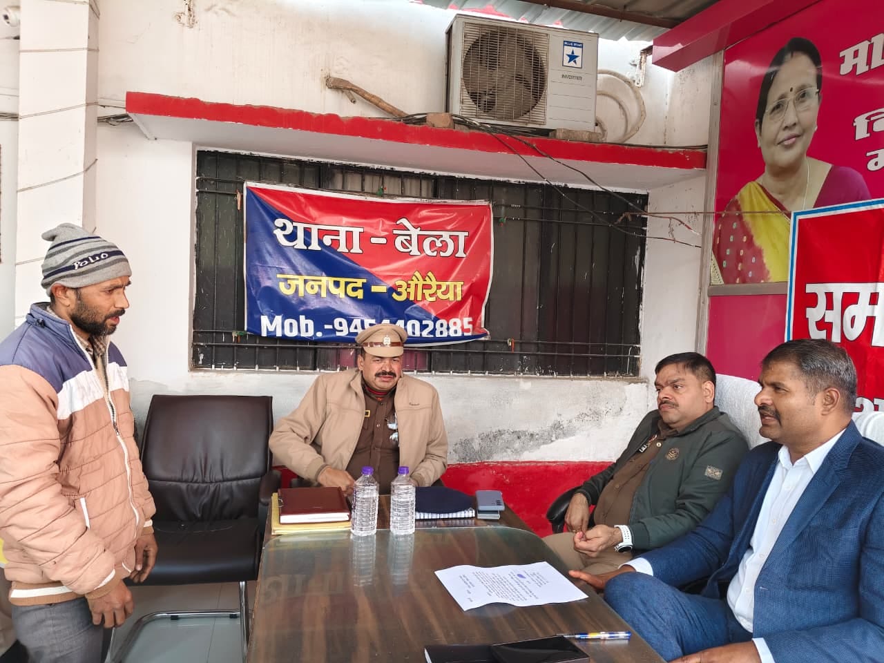 फोटो-22-कुदरकोट में शिकायतें सुनते डीएम व एसपी।संवाद फोटो-22-कुदरकोट में शिकायतें सुनते डीएम व एसपी।संवाद