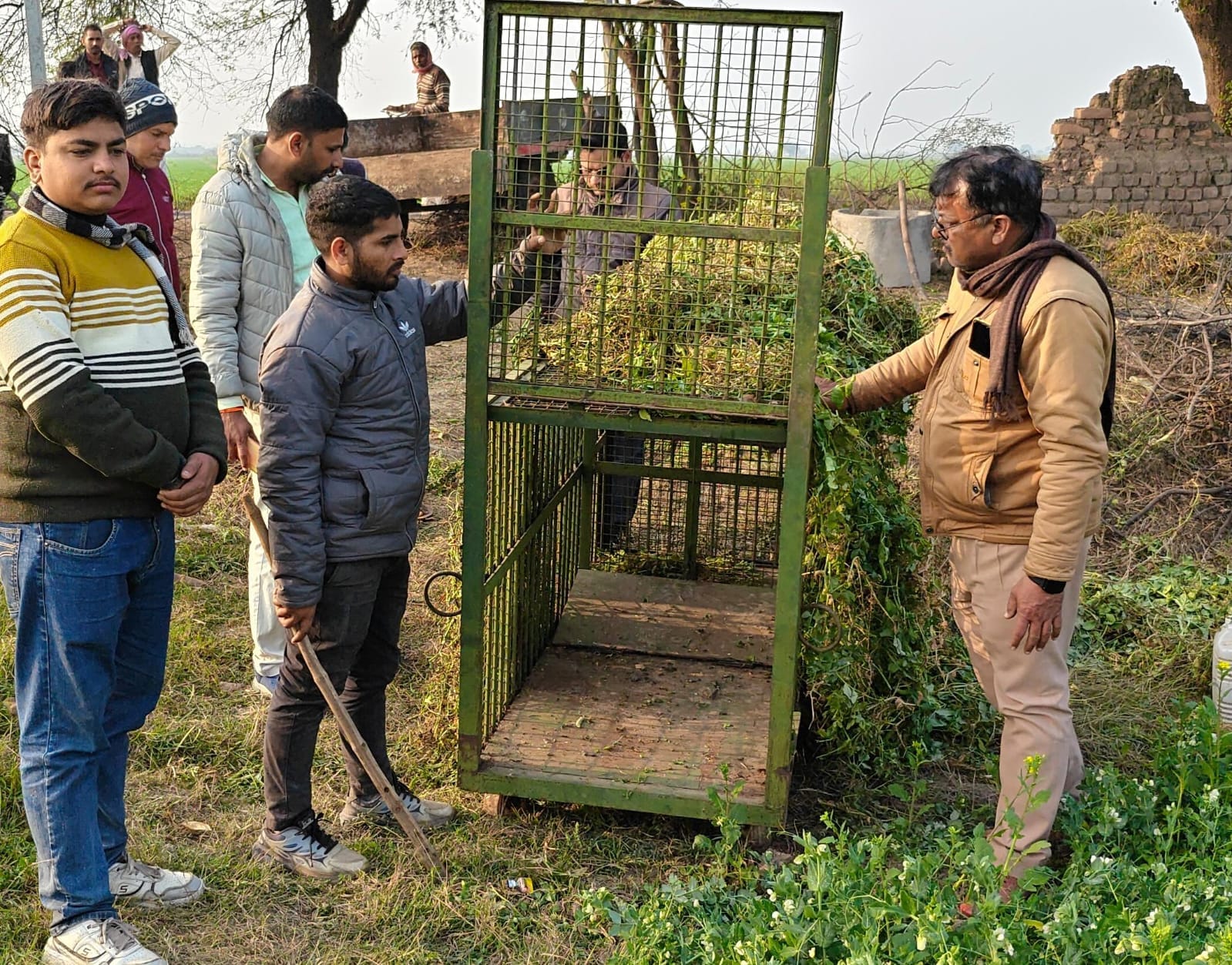 फोटो - 22 खेतों में ड्रोन उड़वाते डीएफओ प्रदीप कुमार। संवाद फोटो - 22 खेतों में ड्रोन उड़वाते डीएफओ प्रदीप कुमार। संवाद