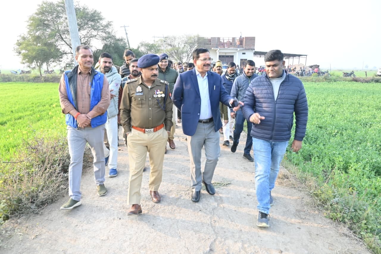 फोटो - 22 खेतों में ड्रोन उड़वाते डीएफओ प्रदीप कुमार। संवाद फोटो - 22 खेतों में ड्रोन उड़वाते डीएफओ प्रदीप कुमार। संवाद