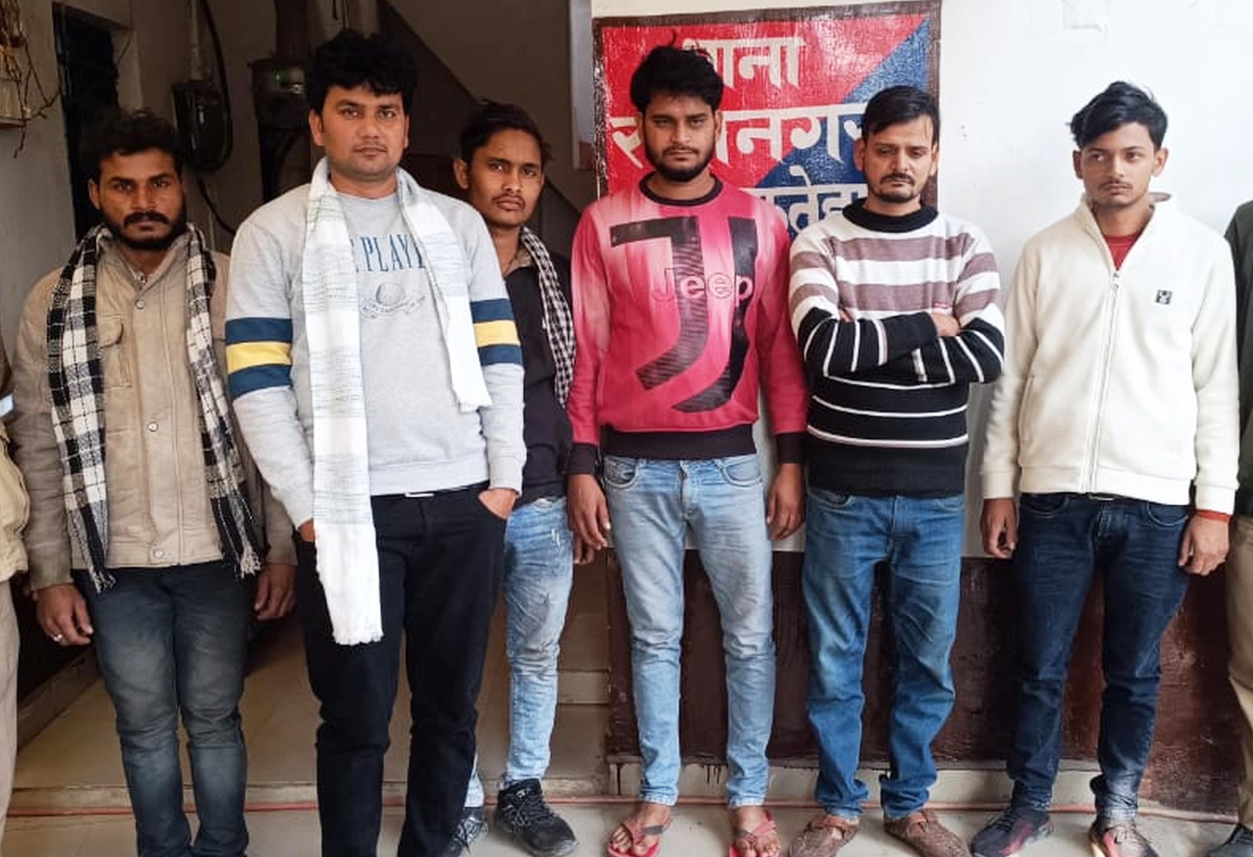 फोटो-39-राधानगर थाने में पकड़े गए आरोपी। स्रोत पुलिस फोटो-39-राधानगर थाने में पकड़े गए आरोपी। स्रोत पुलिस