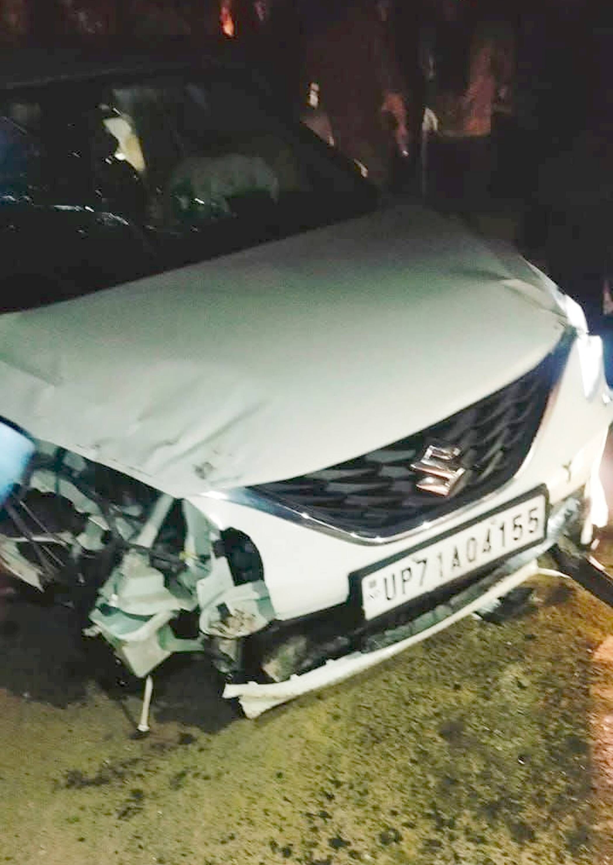 फोटो-40-पुलिया में टकराने से क्षतिग्रस्त कार। संवाद