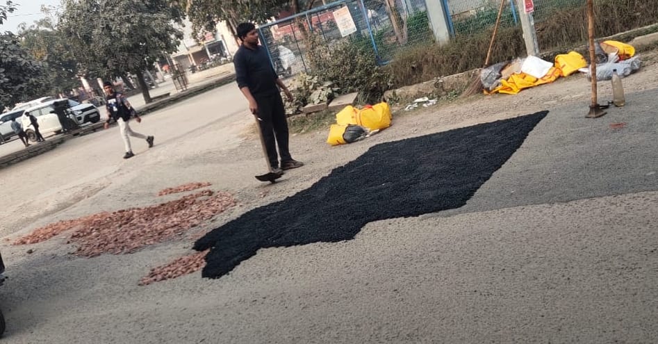 फोटो-54: बहादुरगढ़ नगर परिषद कार्यालय के बाहर प्रदर्शन करते सेक्टर छह के  लोग। संवाद