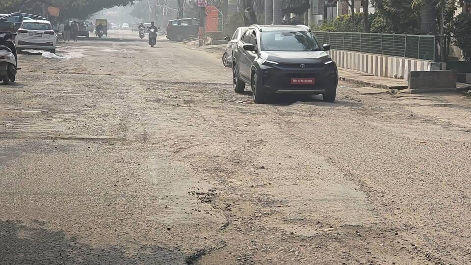 फोटो-54: बहादुरगढ़ नगर परिषद कार्यालय के बाहर प्रदर्शन करते सेक्टर छह के  लोग। संवाद