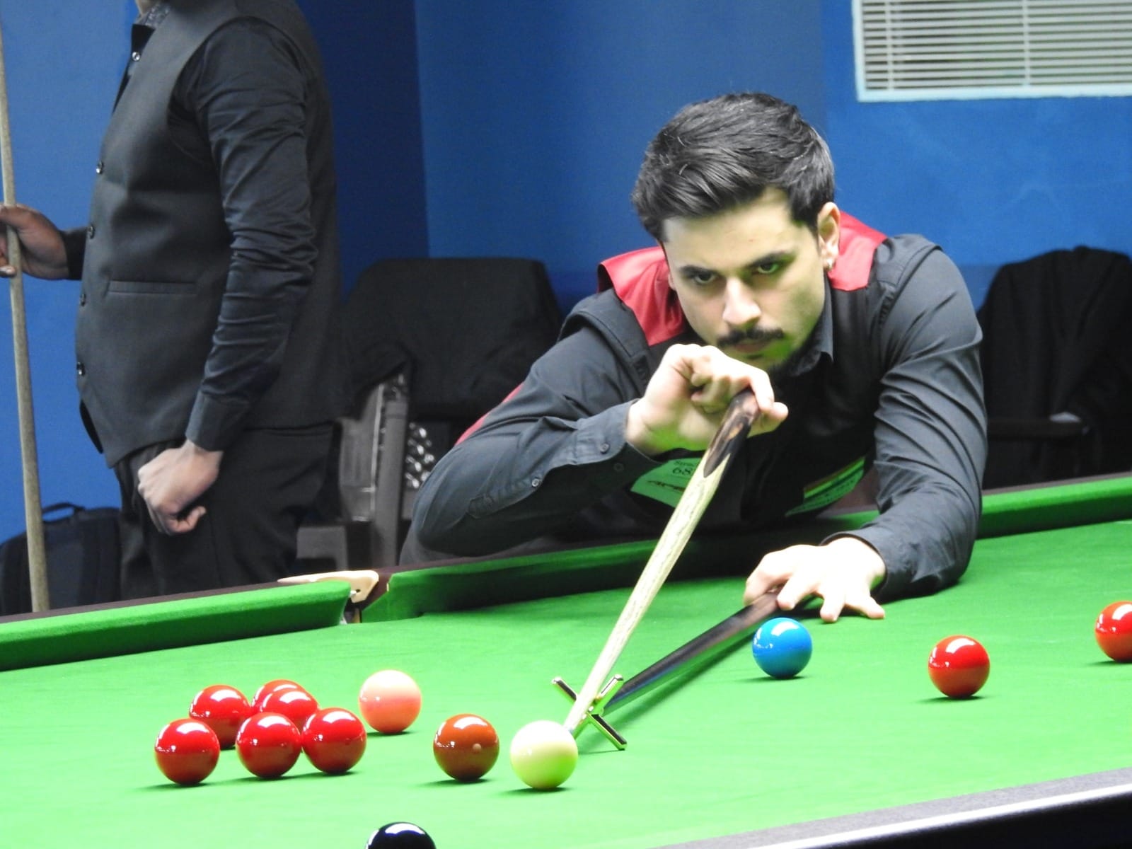 फोटो-57:बहादुरगढ़ में आयोजित बिलियर्ड्स एवं स्नूकर चैंपियनशिप में भाग लेती महिला खिलाड़ी। स्त्रोत