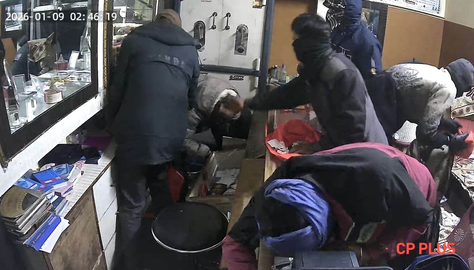 -फोटो 84 : मौके पर पहुंची सीआईए-1 और 2 पुलिस व मौजूद लोग। संवाद