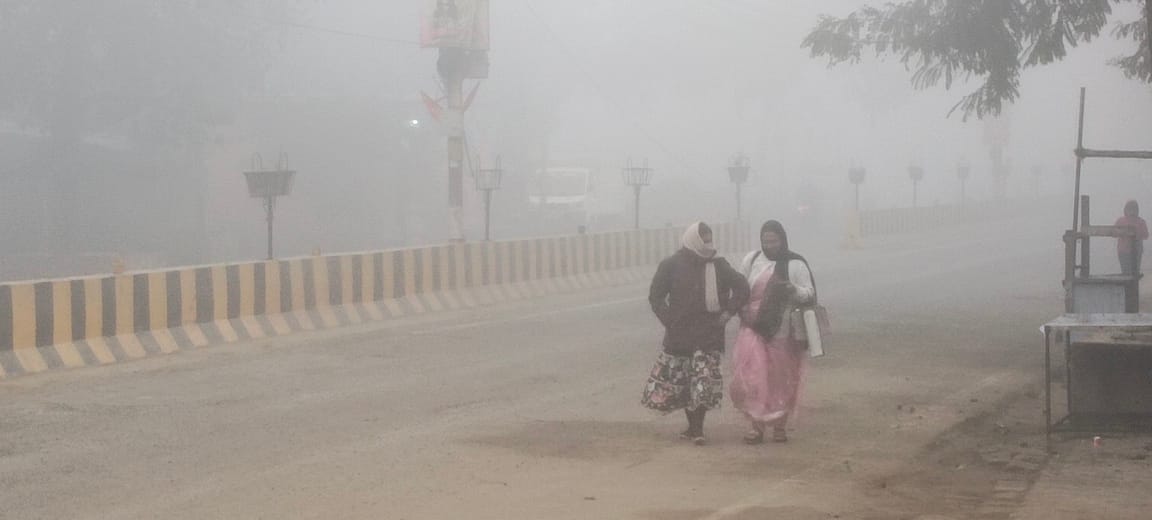 गलन के बीच अलाव सेंकते लोग-संवाद गलन के बीच अलाव सेंकते लोग-संवाद