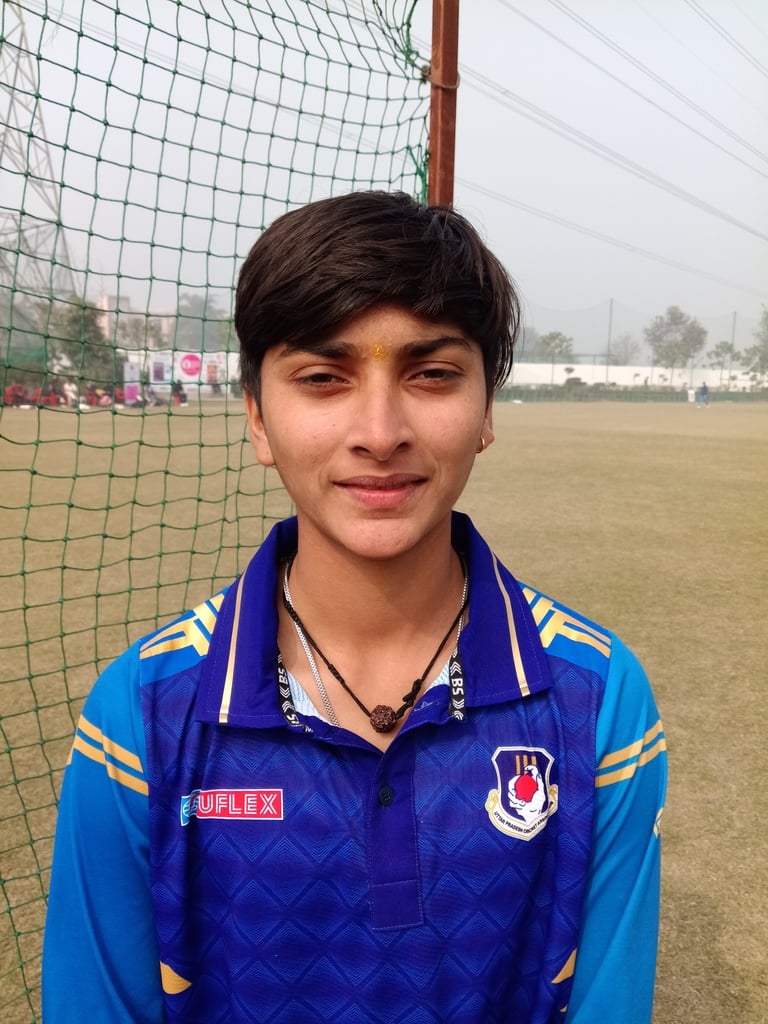 गेम सिटी एरेना में डब्लूपीएल के ट्रायल देती महिला क्रिकेटर गेम सिटी एरेना में डब्लूपीएल के ट्रायल देती महिला क्रिकेटर
