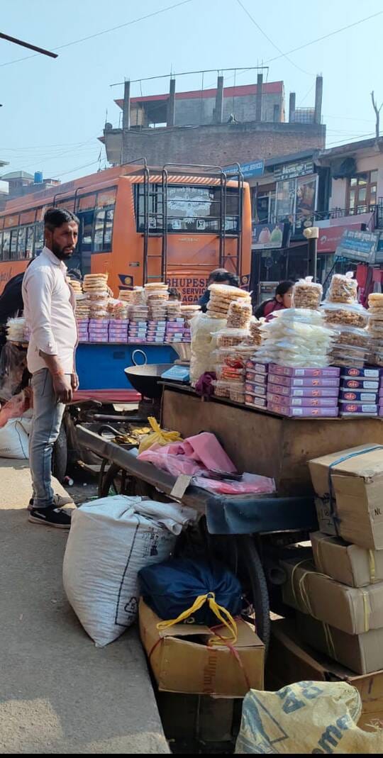 घुमारवीं में स्ट्रीट वेंडर की आड़ में खुलेआम अतिक्रमण । संवाद