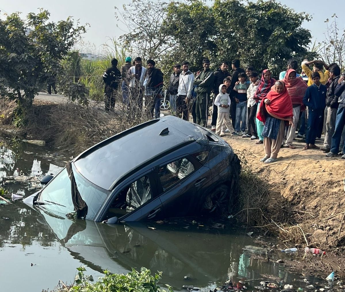 जगाधरी सिविल अस्पताल में मृतक हिमांशु भसीन के परिजनों को संभालते रिश्तेदार। संवाद जगाधरी सिविल अस्पताल में मृतक हिमांशु भसीन के परिजनों को संभालते रिश्तेदार। संवाद