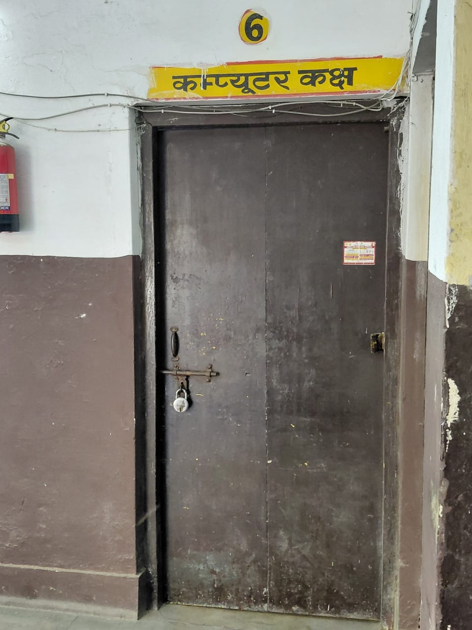 जिला अस्पताल के एमडीआर वार्ड में बिना मास्क के भर्ती मरीज। संवाद