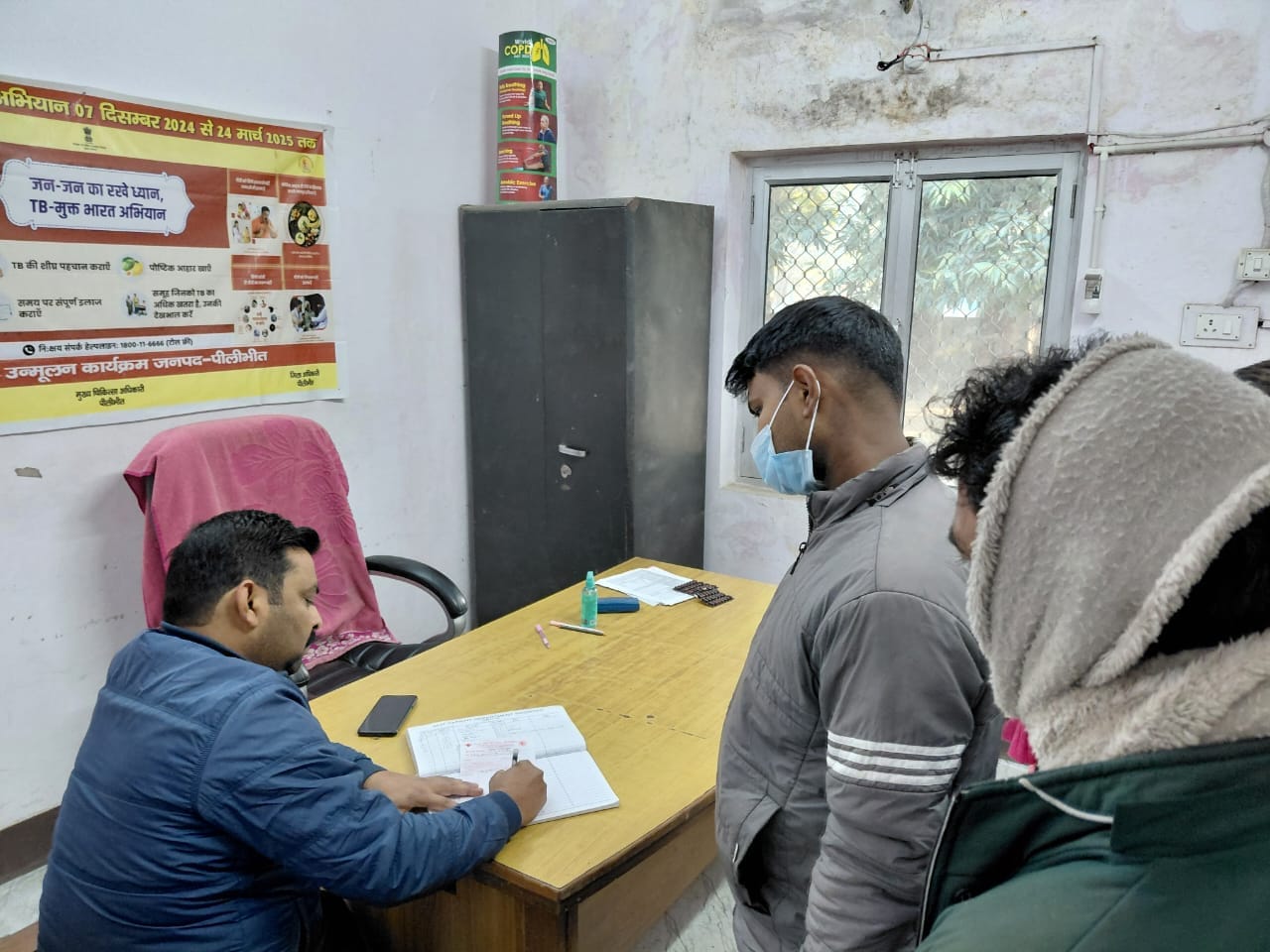 जिला अस्पताल के एमडीआर वार्ड में बिना मास्क के भर्ती मरीज। संवाद
