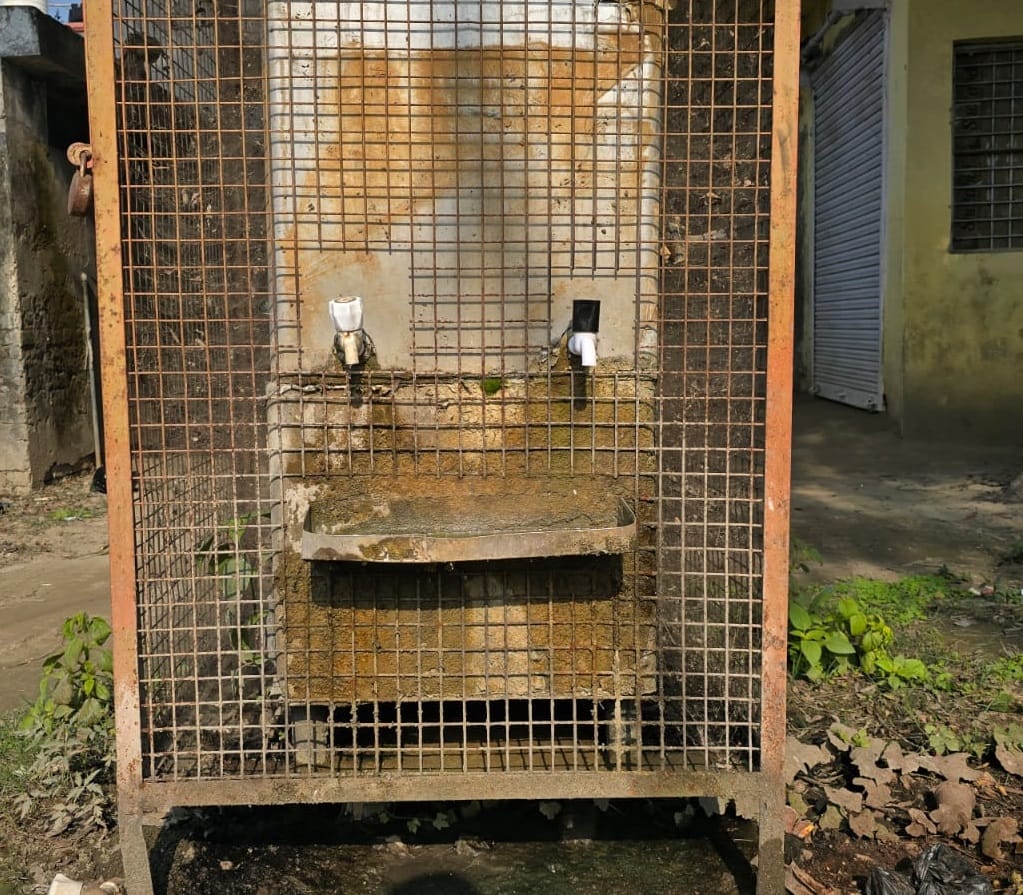 जिला अस्पताल में ओवरहेड टैंक के पास जमा गदंगी। संवाद