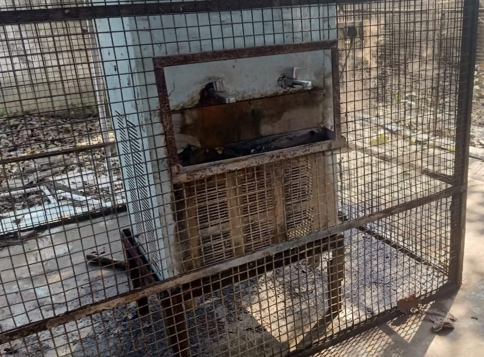 जिला अस्पताल में ओवरहेड टैंक के पास जमा गदंगी। संवाद