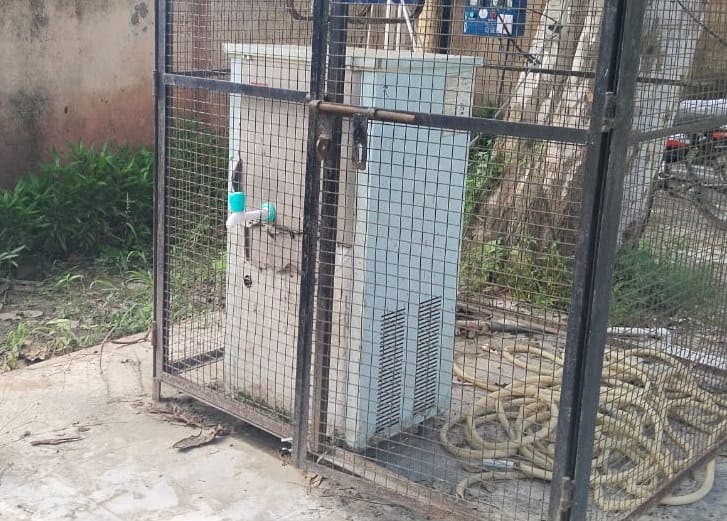 जिला अस्पताल में ओवरहेड टैंक के पास जमा गदंगी। संवाद