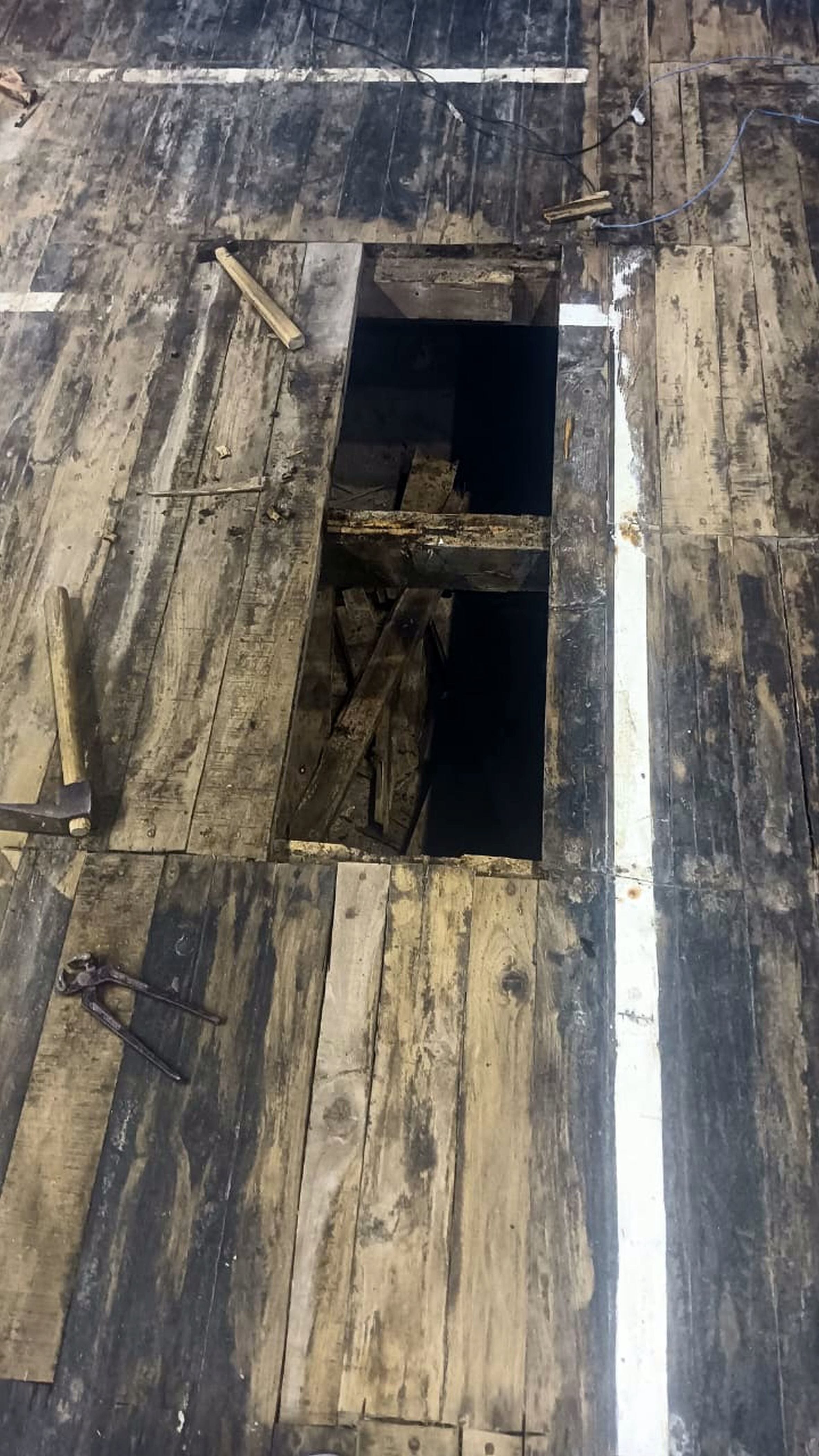 केडी बाबू स्टेडियम का खस्ताहाल बैंडमिंटन कोर्ट। 