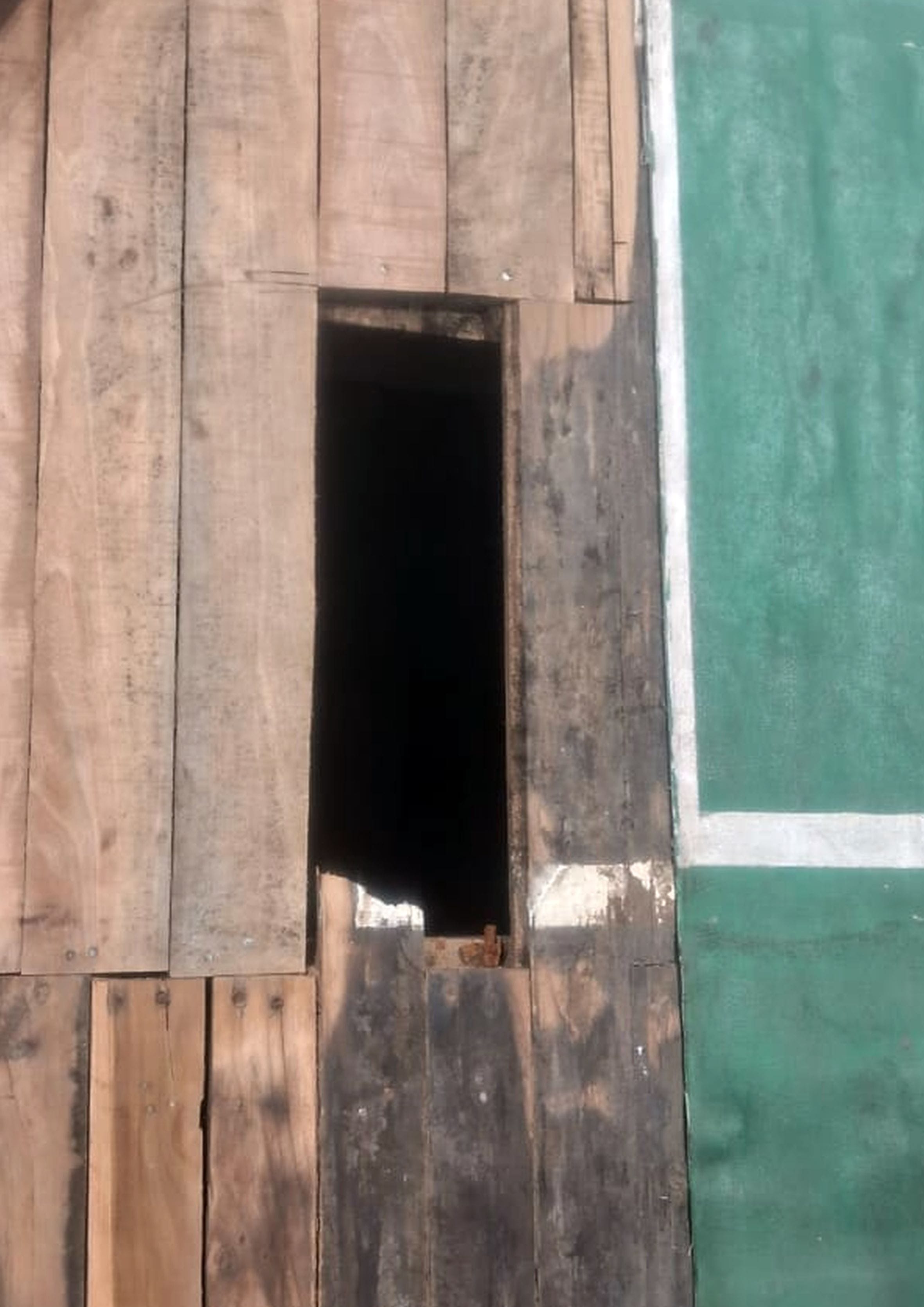 केडी बाबू स्टेडियम का खस्ताहाल बैंडमिंटन कोर्ट। 